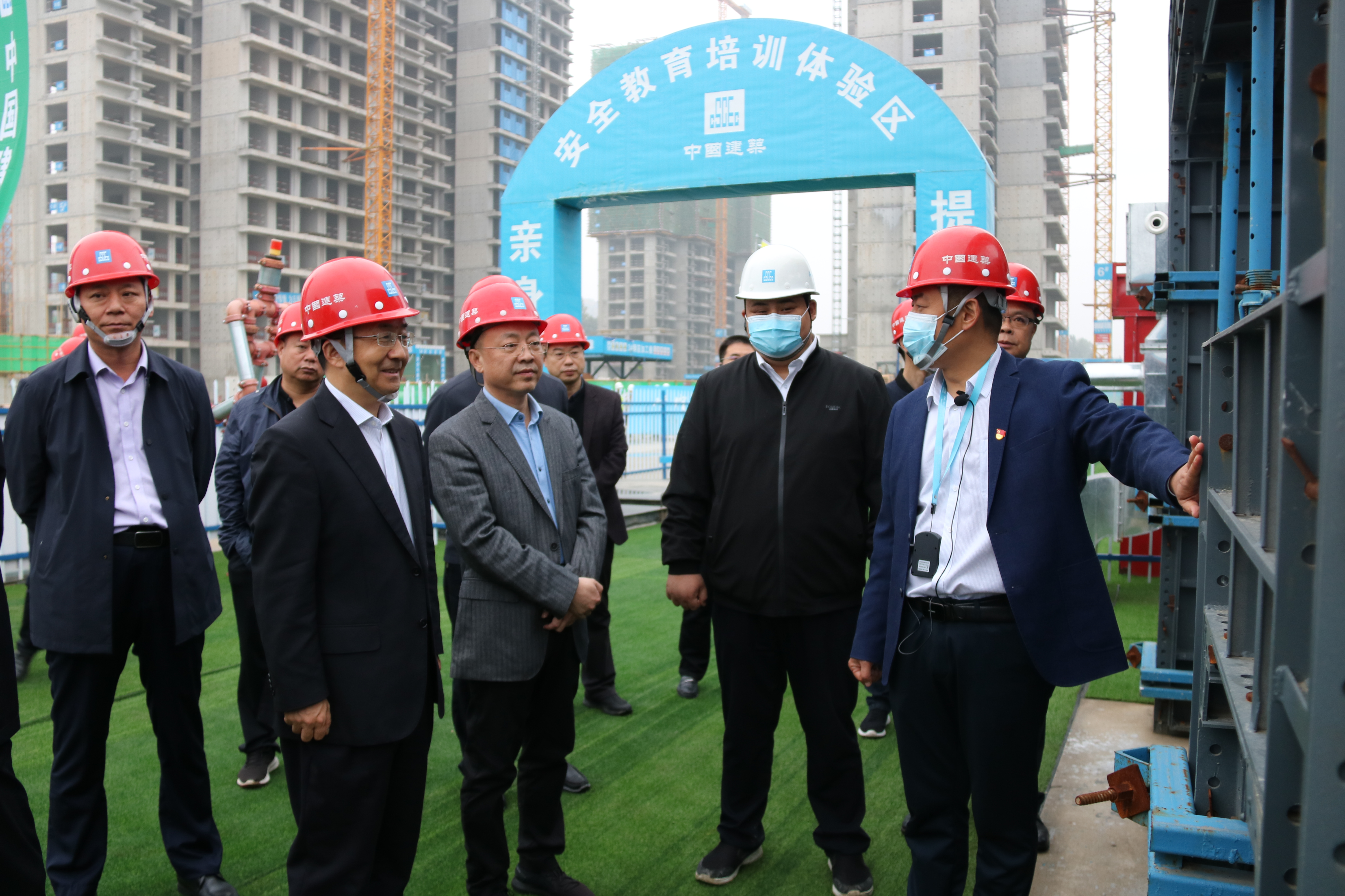 张雷明市长一行现场了解铝模工艺样板 (2).jpg 张雷明市长一行现场了解铝模工艺样板 (2).jpg