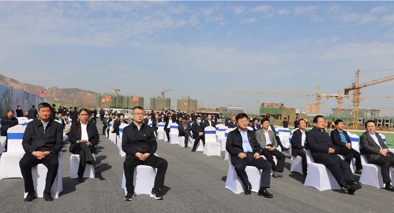 陈星书记一行到施工现场听取工作汇报（2）.jpg